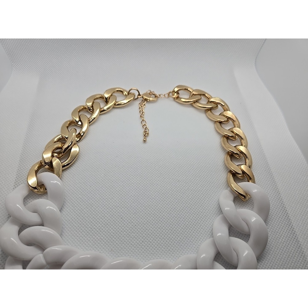 Chuncky Gold-Plated White Resin Link Necklace - Picture 8 of 8